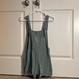 Loose fitting overall romper !